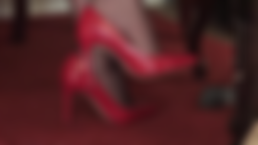 Tu deseo de pies de nailon en tacones de cuero rojo, el deseo de adorar los hermosos pies de la amante vivian calzados con pantimedias y tacones de aguja rojos se hace más fuerte cada día.