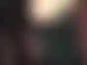 Abrigo de piel negro: la amante captura la belleza, la suavidad y la calidez de su abrigo de piel negro de cerca.