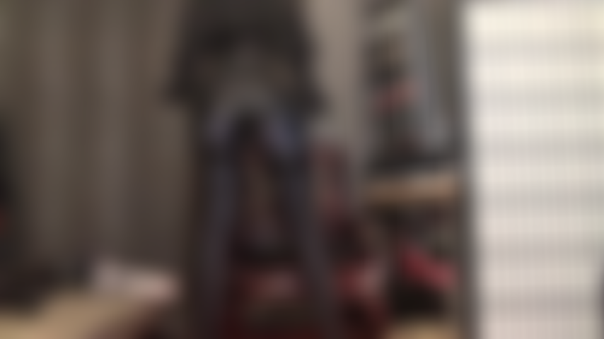 Amante del spandex y las medias. Un liguero de seis tiras se ajusta firmemente a unas medias de nailon negro transparente sobre unas medias de spandex leohex gris oscuro. Las curvas de la señora vivian con este sensual conjunto fetichista mientras ruegas por ser ordeñada entre sus muslos de licra.