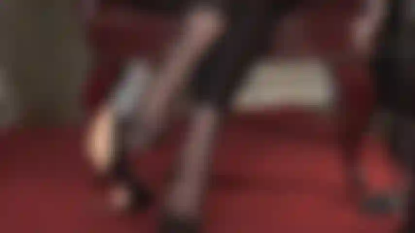 5- Medias de guante y juego de zapatos: como un guante, el nailon envuelve perfectamente cada dedito. Estas medias tan especiales te aceleran el corazón al asomarse por los tacones de cuero de mi amante.