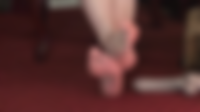 Bajo los pies descalzos de mi ama - fetichismo de pies, dedos separados, plantas de los pies, adoración de pies, arcos altos, pisoteo, aplastamiento de pelotas, cbt.