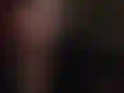 Masturbación con guante de látex negro sobre consolador no circuncidado.