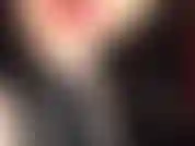 Escote de látex provocativo: la amante provoca y tienta con un escote sexy bajando la cremallera de su ajustado traje de látex negro brillante.