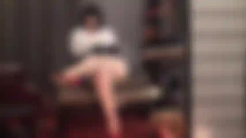 Cabello negro, cuero negro y piernas en pantimedias color piel brillante, simplemente no te podrás resistir.