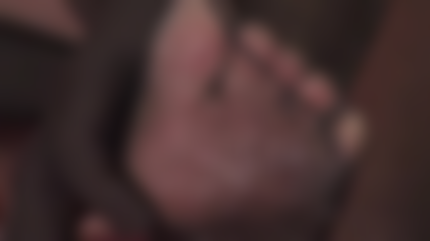 Puedes casi oler y saborear mis dedos de nailon en este primer plano extremo de mis pies en pantimedias brillantes.