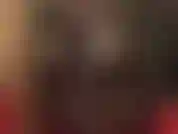 Medias negras y tanga roja: una de mis favoritas. Adoro mi increíble trasero redondo, mis piernas largas y mis pies con tacones.