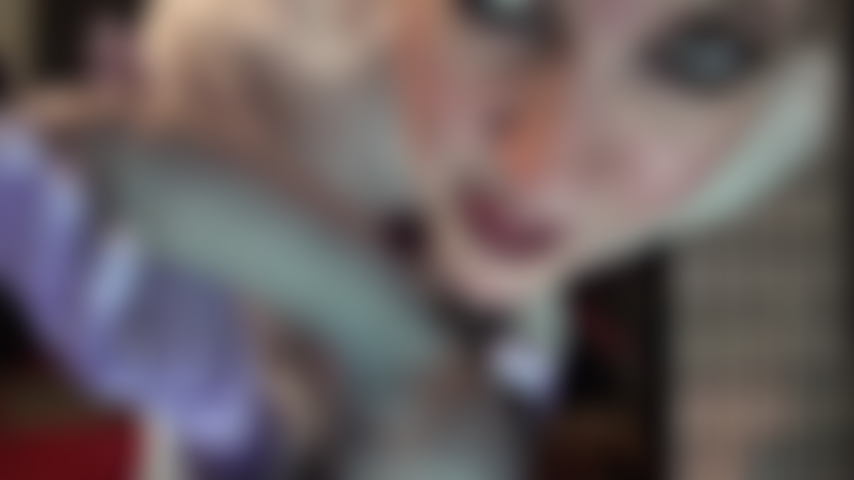 Medias de liga, braguita bonita, guantes de raso y una polla grande a la que no podrás resistirte.