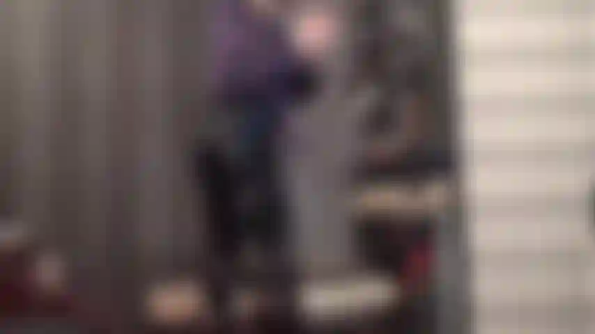 Guantes de látex y pantalones de pvc brillante con strap-on - adoro a la amante vivian con elegantes pantalones de vinilo negro y guantes de goma negros, complaciéndote con una paja enguantada en un consolador grande, dedos de látex en su boca y juego con strap-on.