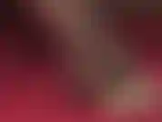 Fetichismo de pies, arcos sexys, colgantes, juego de zapatos en mules de gamuza y medias opacas de color marrón oscuro.