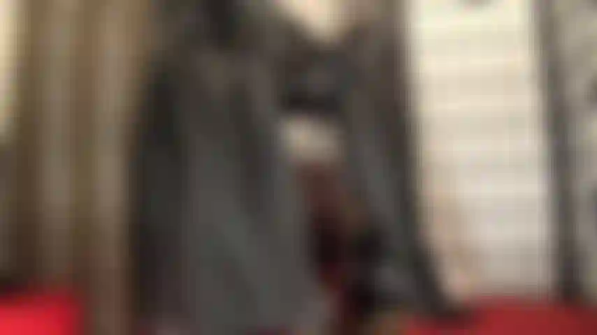 Seducción de cuero, adoración por las botas: tu diosa del cuero se entrega a tu fetiche por las hermosas botas altas de tacón de aguja de cuero. Embriagándote con su aroma y la sensación en tus manos y labios.