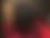 Mientras mi amante usa leggings azul metalizado y botas altas y brillantes, acariciando su strap-on blanco, te masturbarás sobre sus botas sexys.