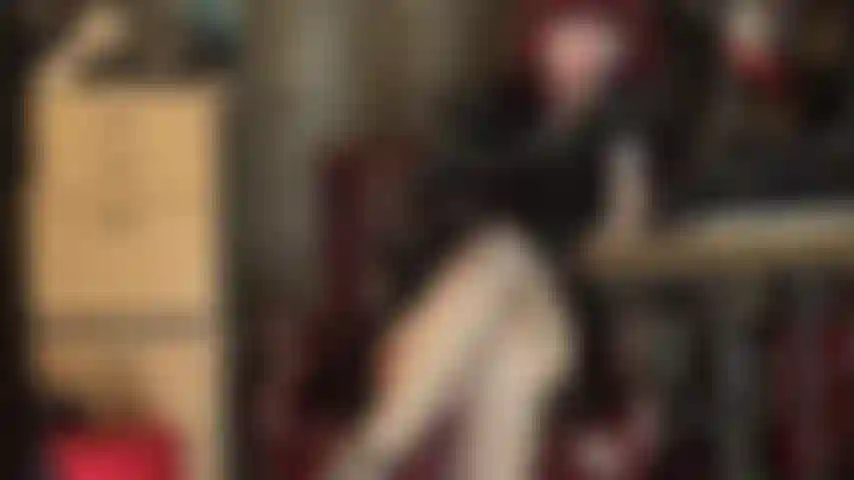 Masturbación con guantes de látex sobre un consolador blanco sin circuncidar. Ama envuelve el eje de esta polla con sus manos engomadas y masajea los testículos, exprimiendo hasta la última gota de semen.