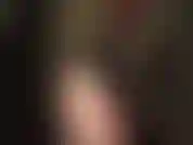 El trasero y los pies descalzos, me dedico a la adoración corporal. Vestida con un sexy body de nailon transparente, tu diosa te provoca con sus impresionantes curvas.