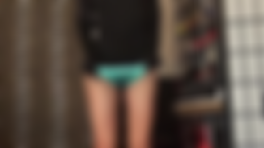 Bragas de satén azul agua brillante que provocan: un par de bragas de espalda completa, sedosas y coloridas, te deja débil y goteando.