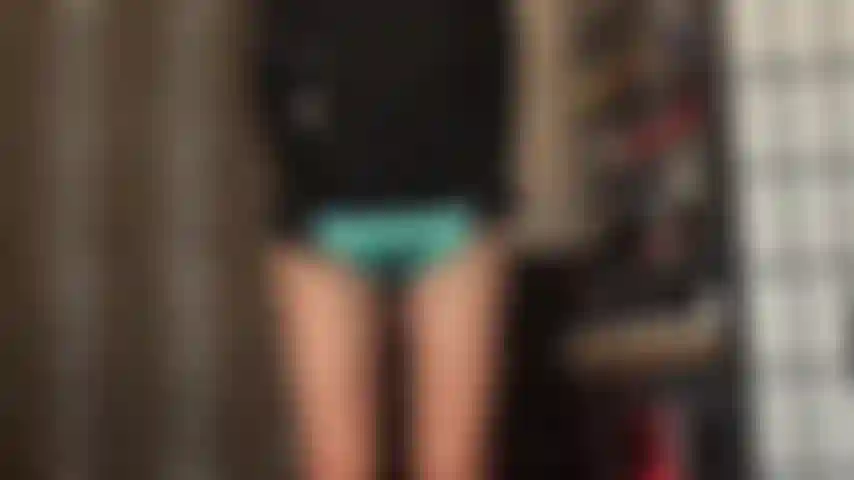 Bragas de satén azul agua brillante que provocan: un par de bragas de espalda completa, sedosas y coloridas, te deja débil y goteando.