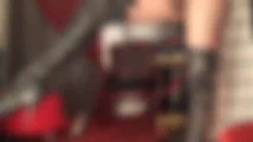 Adoro las botas, hago pajas con guantes. Mi ama te vigila con su fusta mientras limpias sus largas botas negras de cuero. Hago el trabajo bien y me dejo correrme en su culo en pantimedias mientras ordeña tu polla de esclava con guantes de cuero.