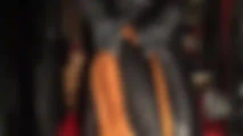 Diosa del cuero luce sus maravillosas capas de pantalones, falda, chaqueta, guantes, abrigo marrón y abrigo largo negro.