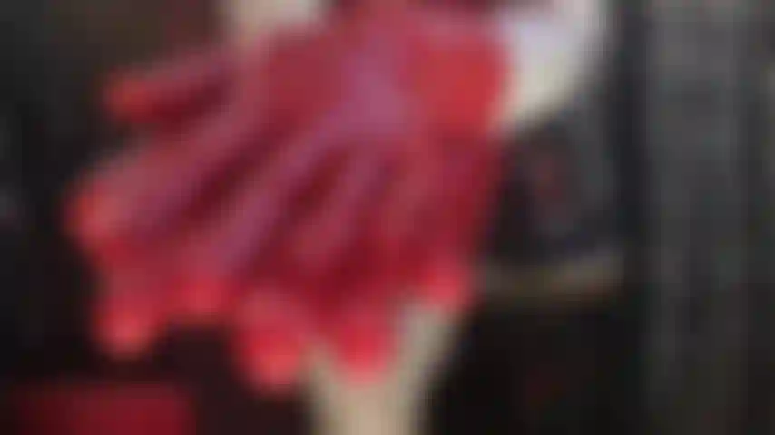 ¡Vaya! Látex rojo ardiente - ¡es hora de perder la cabeza! La mistress se ve simplemente increíble con este brillante conjunto de goma roja. Pulidas hasta un brillo intenso, estas hermosas curvas te harán dar vueltas la cabeza.