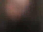 Fetiche de guantes de cuero. Mírame a los ojos mientras ruegas por sentir esos guantes en tu cuerpo, alrededor de tu cuello, apretando, cada vez más fuerte, sonriendo, con el dedo medio en la cara hasta que se apaguen las luces...