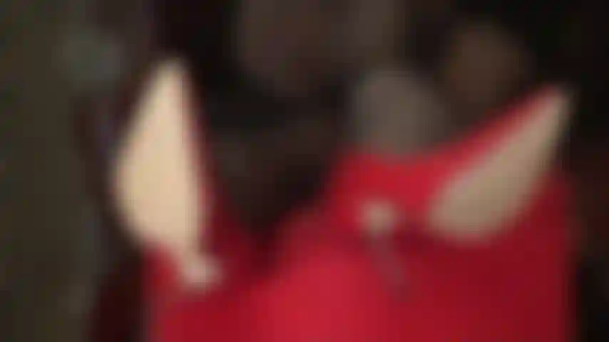 Tacones altos y dominación de pies: ¿te arrodillarás en silencio a los pies de la señora vivian mientras ella los apoya en un taburete, o preferirías ser su taburete?