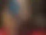 Provocativa seductora con piernas de nailon y culo en medias negras brillantes y sedosas transparentes y látex azul.