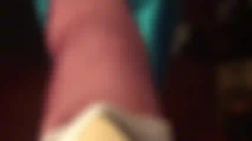 Te gusta un poco de dolor? Mi ama te tiene de rodillas, suplicando que adores sus pies y tacones, aunque eso signifique que te pateen con ambos... O quizás sea por eso mismo...