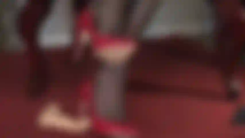 Esa patética y flácida polla tuya merece ser castigada por los tacones altos de la señora vivian.