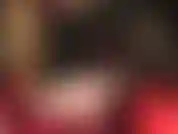 Mistress vivian posa sus sexys pies descalzos, arcos altos, plantas suaves y culo desnudo, y acaricia un gran strap-on blanco.