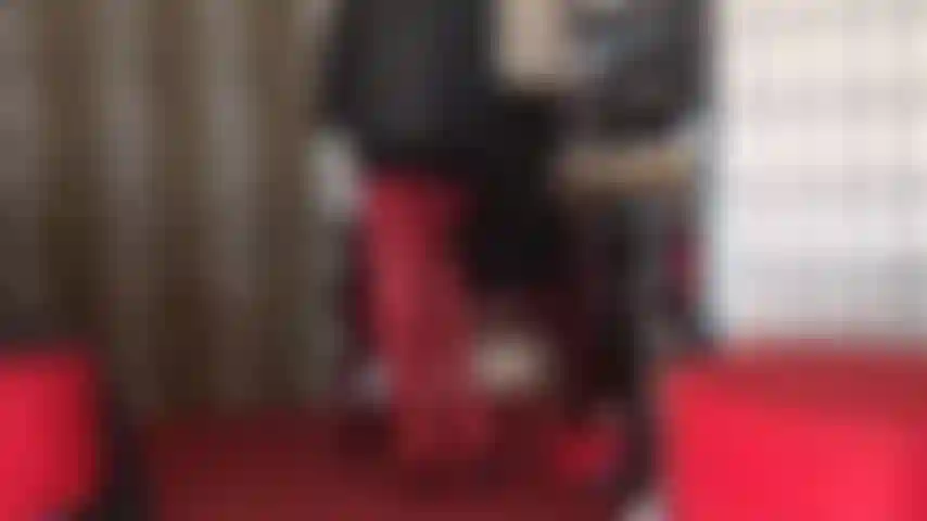 Hay un fetiche para todo... Desatando los cordones traseros de mis botas rojas de cuero por encima de la rodilla. Disfruta, si eso es lo tuyo.