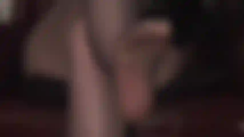 Sé el lacayo bajo el escritorio de mi señora; sentada debajo de mi escritorio, te provocan con lindos dedos de los pies y suaves suelas en pantimedias, tacones altos colgando.