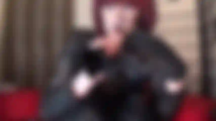 Jugando con tu adicción a los guantes de cuero negro...