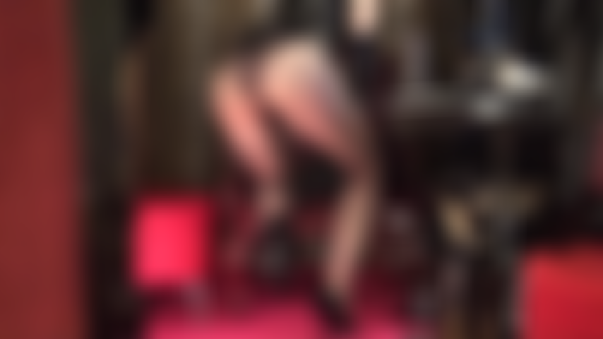 Paja con guantes de satén mientras bromeo con pantimedias de encaje francés.