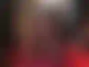 Mistress luce espectacular con camisa blanca y corbata negra, medias brillantes, combinadas con botas de cuero y un enorme strap-on blanco para acariciarte y empujarte.