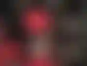 Minifalda de látex roja transparente y medias de encaje negro: la amante sabe cómo provocar la polla de tu esclavo.