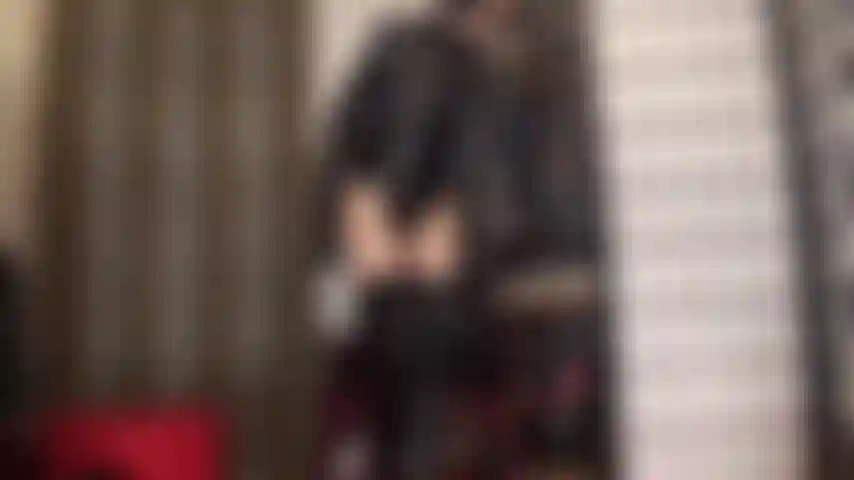 Una diosa brillante vestida completamente de pvc negro con medias color piel brillantes: este atuendo fetichista te hará dar vueltas la cabeza, botas altas, traje de pvc y abrigo, pero lo que realmente anhelas es adorar y follar los suaves muslos de medias de la amante.