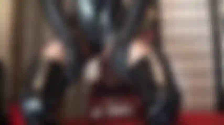 Pura seducción fetichista. Mi ama sabe lo que tu corazón desea. Te hace arrodillarte y babear al ver su culo perfecto en un body de pvc, medias con costuras, botas altas hasta la rodilla y un sombrero de vinilo.