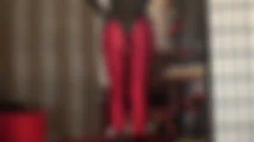 Leotardo de lycra/spandex y tanga de pvc que realmente resalta el increíblemente brillante trasero redondo de mi amante.