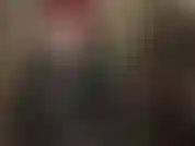 Fetiche de cuellos levantados: la amante vivian levanta cuellos de camisas abotonadas, abrigos de vinilo y chaquetas de cuero, provocando estos hermosos cuellos grandes con un consolador.