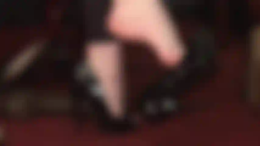 Descalza, con tacones abiertos y pisoteando pollas negras.