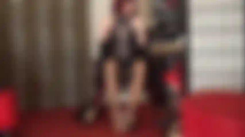 Footjob y shoejob en pantimedias brillantes empapadas de saliva y medias color canela.