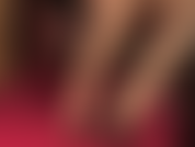 Disfruto de los hábiles dedos de los pies desnudos de mi amante sujetando estos sexys tacones peeptoe de charol y bombas de cuero rojo oscuro antes de deslizar esos pies sucios en tu boca en un primer plano extremo.