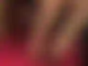 Disfruto de los hábiles dedos de los pies desnudos de mi amante sujetando estos sexys tacones peeptoe de charol y bombas de cuero rojo oscuro antes de deslizar esos pies sucios en tu boca en un primer plano extremo.