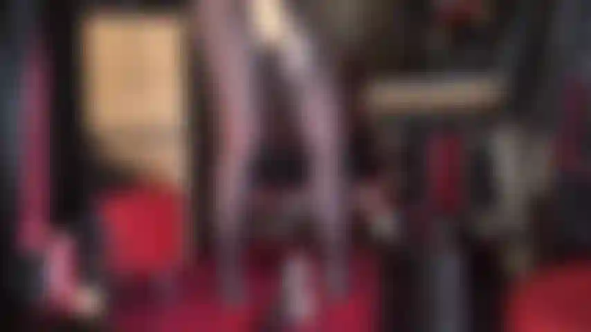 Diosa del satén en pantimedias con una gran polla: blusa de satén dorado brillante y guantes a juego que acarician una gran y hermosa polla con strap-on, piernas de nailon sedosas y tacones rojos calientes.