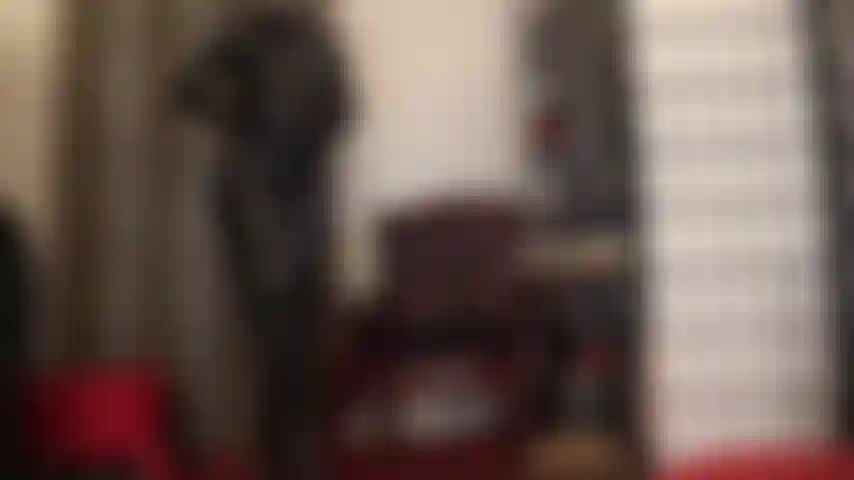 Amante en todo pvc negro brillante: adora este traje ajustado y estas botas altas.