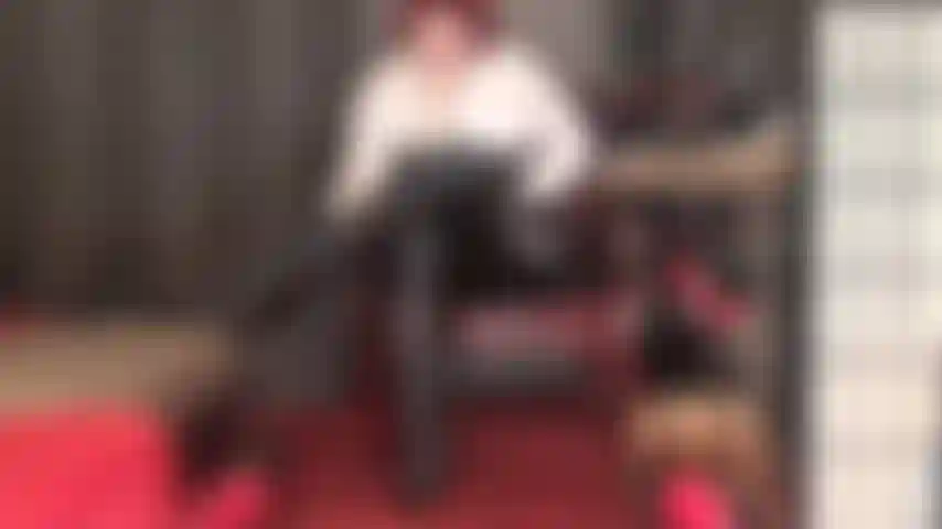 Adoro los pantalones y botas de vinilo brillante: la amante se ve fabulosa con estos pantalones ajustados y brillantes y botas hasta la rodilla.