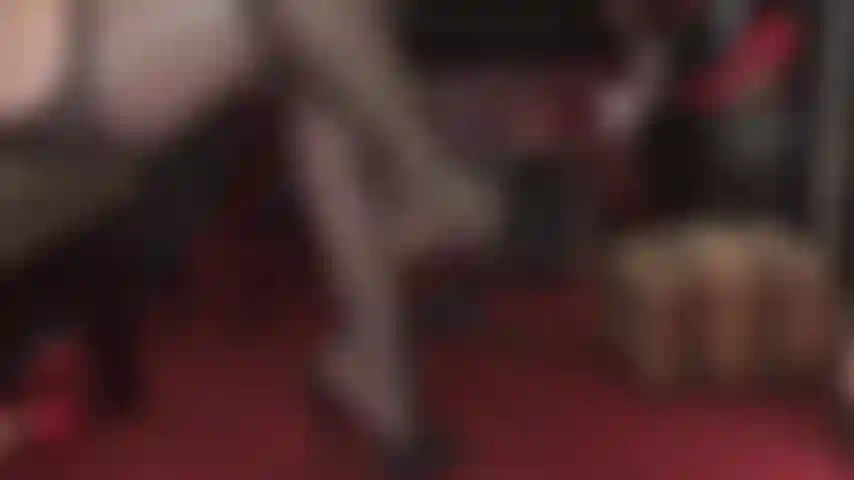 Amante de la adoración, mules de cuero negro con tacones altos, pies y piernas bien formados en medias con liga.