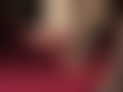 Chupo los bonitos pies descalzos de mi ama, y luego viene una polla enorme. Te voy a meter la polla entre mis pies, masajeando el semen directamente en tu boca.