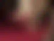 Chupo los bonitos pies descalzos de mi ama, y luego viene una polla enorme. Te voy a meter la polla entre mis pies, masajeando el semen directamente en tu boca.