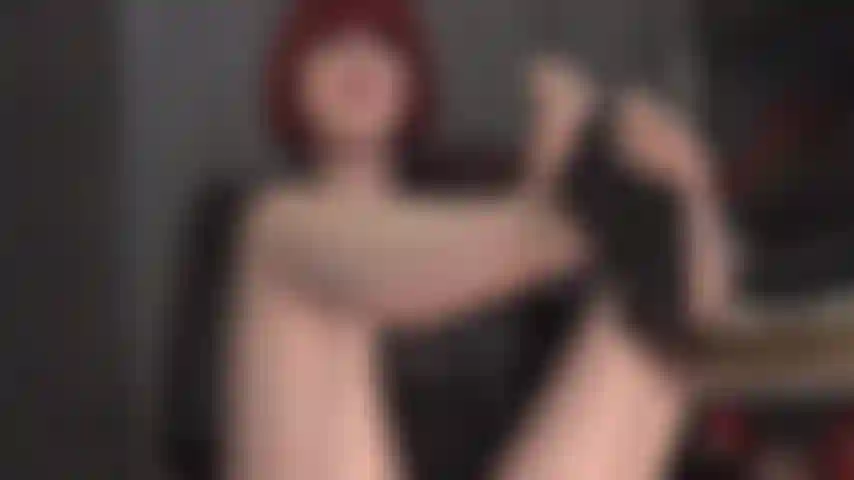 Mis pies desnudos, con medias y costuras, y suelas negras, te ponen cachondo y débil. Quieres lamerlos, saborearlos, atragantarte con ellos.