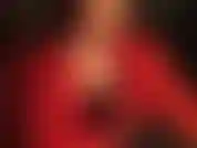 El sueño de cualquier amante del fetiche del pvc/vinilo. Mi ama está vestida completamente de pvc rojo y negro, frotando lentamente sus guantes de cuero por sus piernas enfundadas en vaqueros, sobre su trasero y de arriba abajo una gran polla.